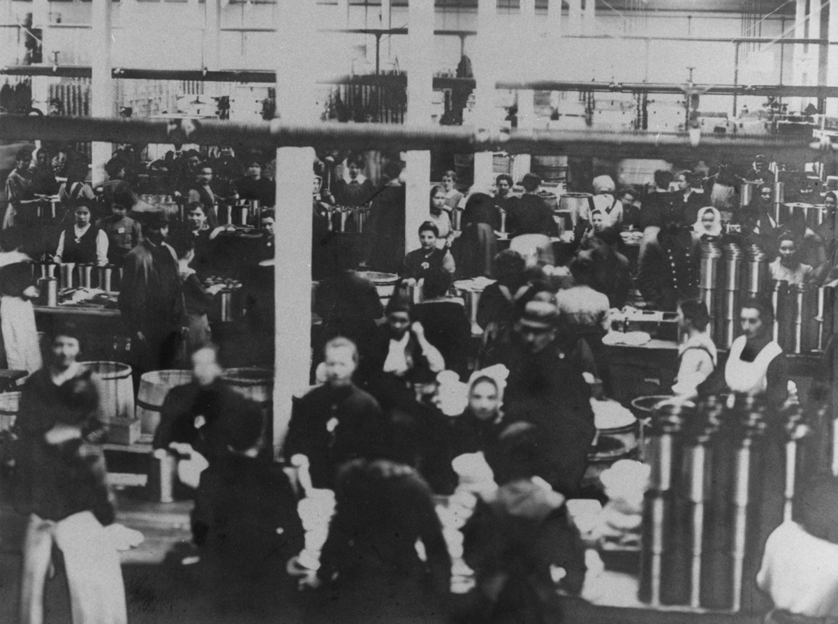 Munitionsfabrik Wöllersdorf, Frauen beim Befüllen von Granathülsen mit Schwarzpulver